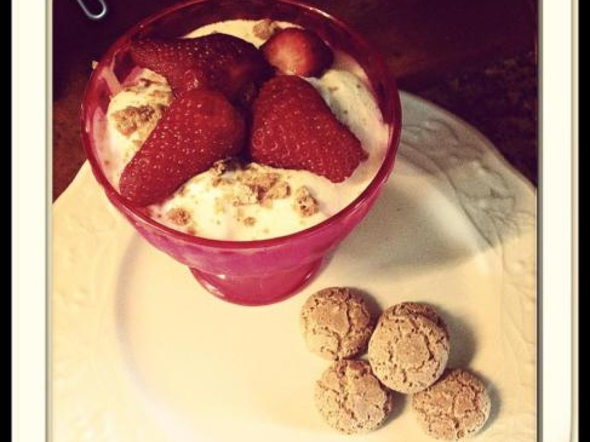 Mousse cioccolato bianco, fragole e amaretti
