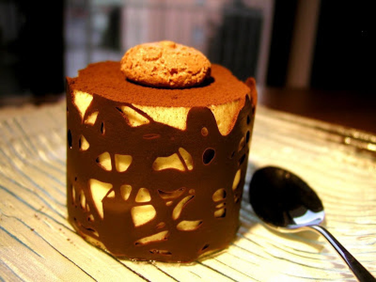 Mousse di amaretti in gabbia di cioccolato