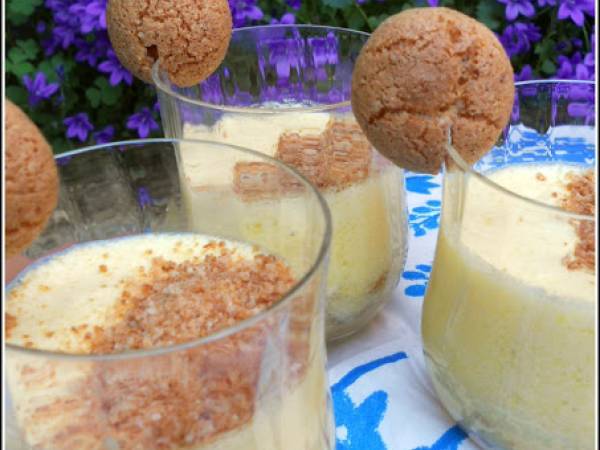 Mousse di cioccolato bianco e amaretti