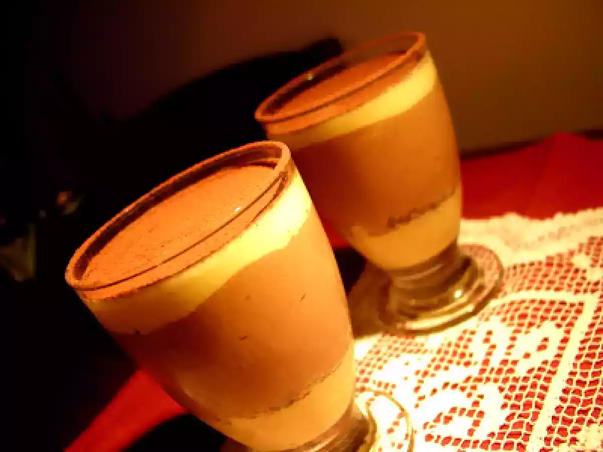 Mousse di cioccolato con crema all'Amaretto