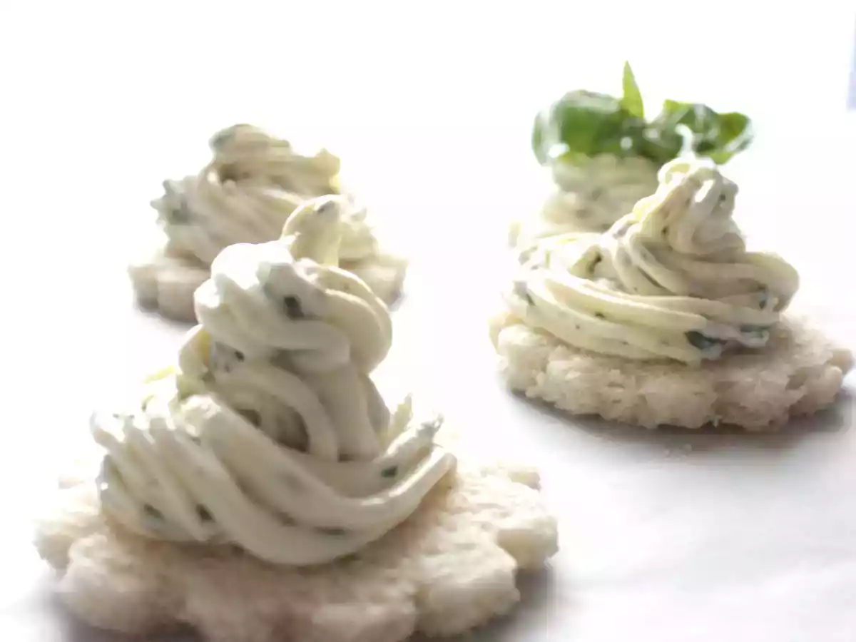 Mousse di formaggio con erbe profumate