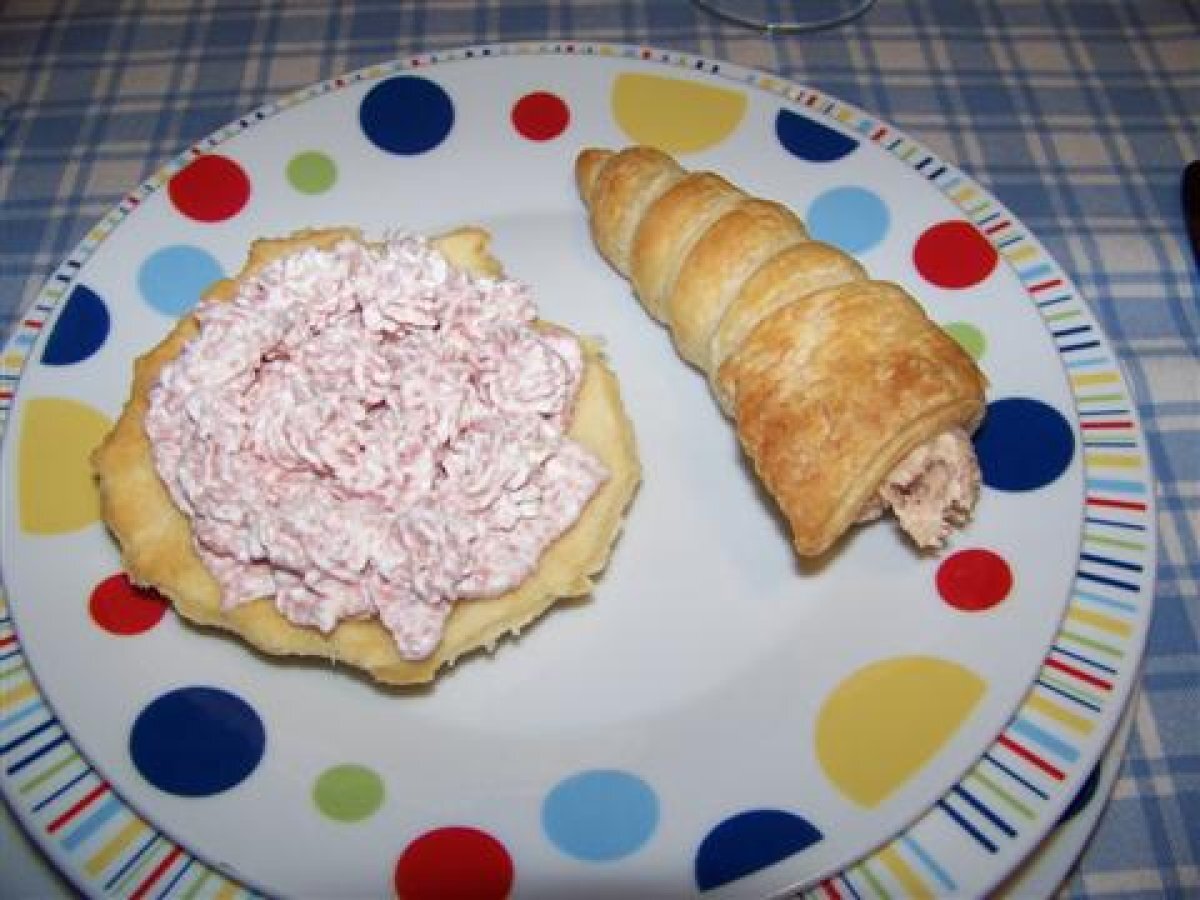 Mousse di mortadella in conchiglia e cornetto con mousse di tonno