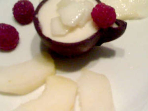 Mousse di pera in gusci di cioccolato