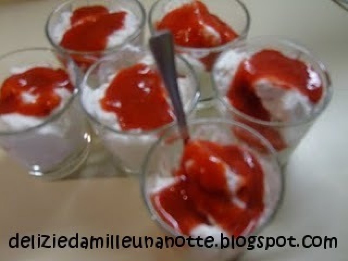 Mousse di ricotta con coulis di fragole