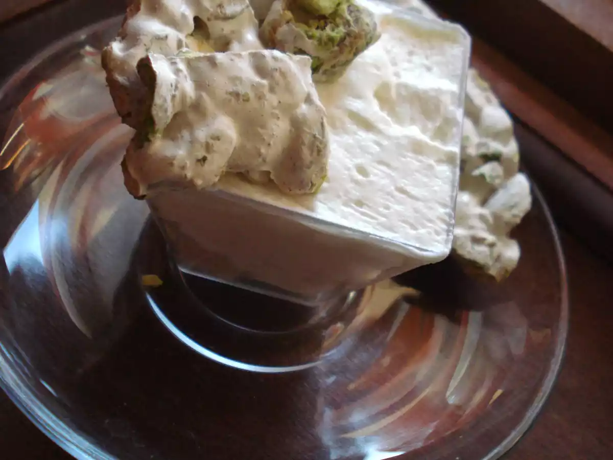 Mousse di Ricotta con scaglie di torrone al pistacchio
