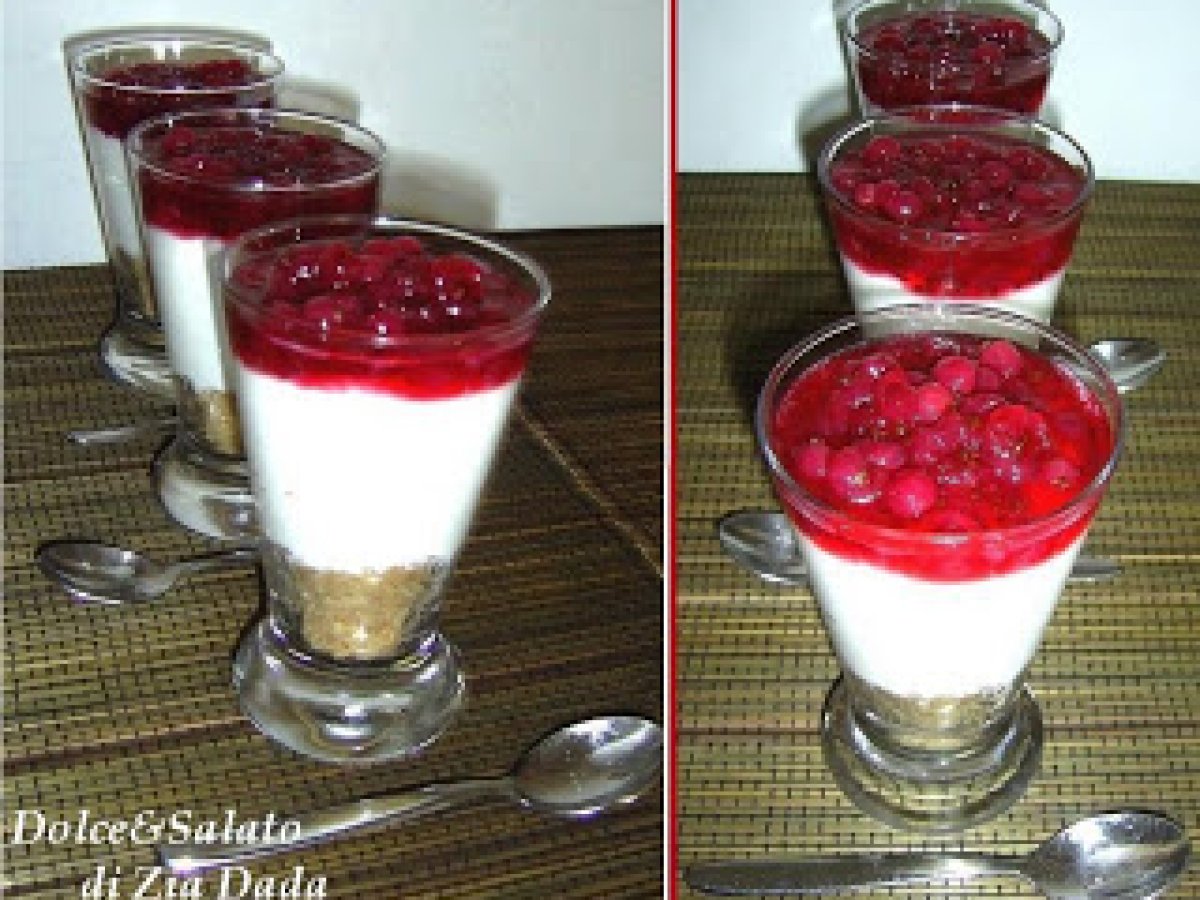MOUSSE DI RICOTTA IN BICCHIERE con base biscottata e sciroppo di ribes