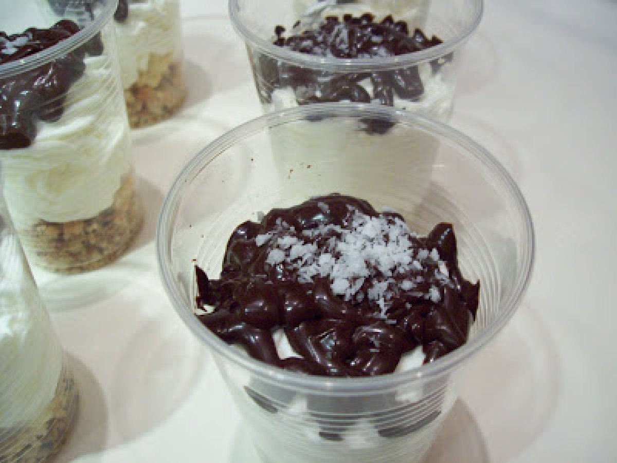 Mousse di yogurt al cocco e salsa al cioccolato