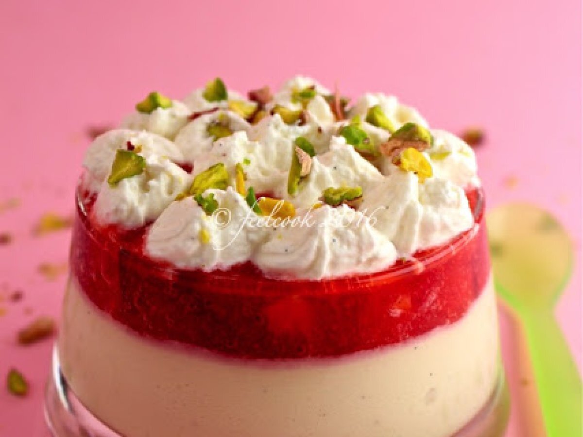 Mousse di yogurt al pistacchio e fragole