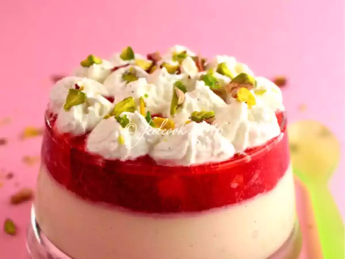 Mousse di yogurt al pistacchio e fragole: il dessert leggero e raffinato da provare