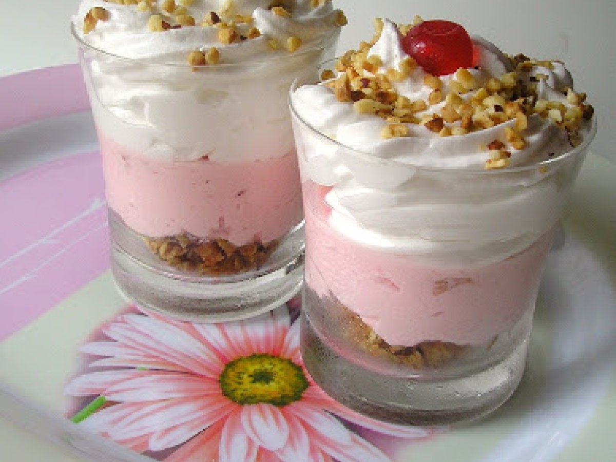 Mousse di yogurt alla fragola con spuma di meringa