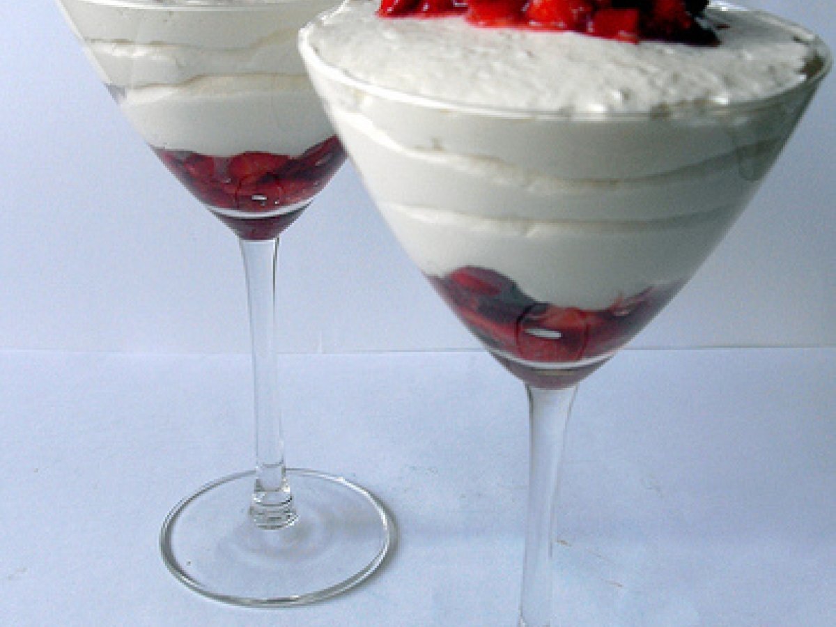 MOUSSE DI YOGURT VANIGLIA E FRAGOLE