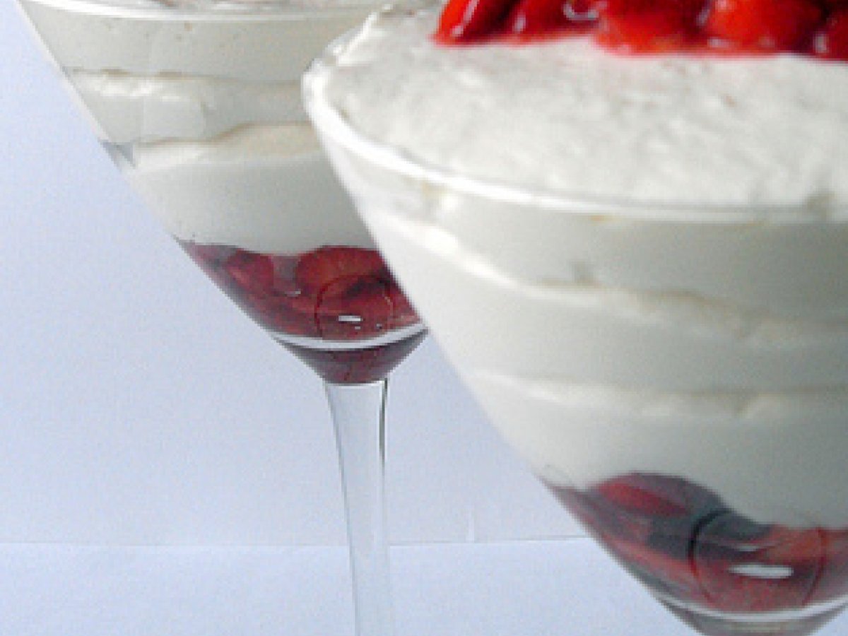 MOUSSE DI YOGURT VANIGLIA E FRAGOLE - foto 2