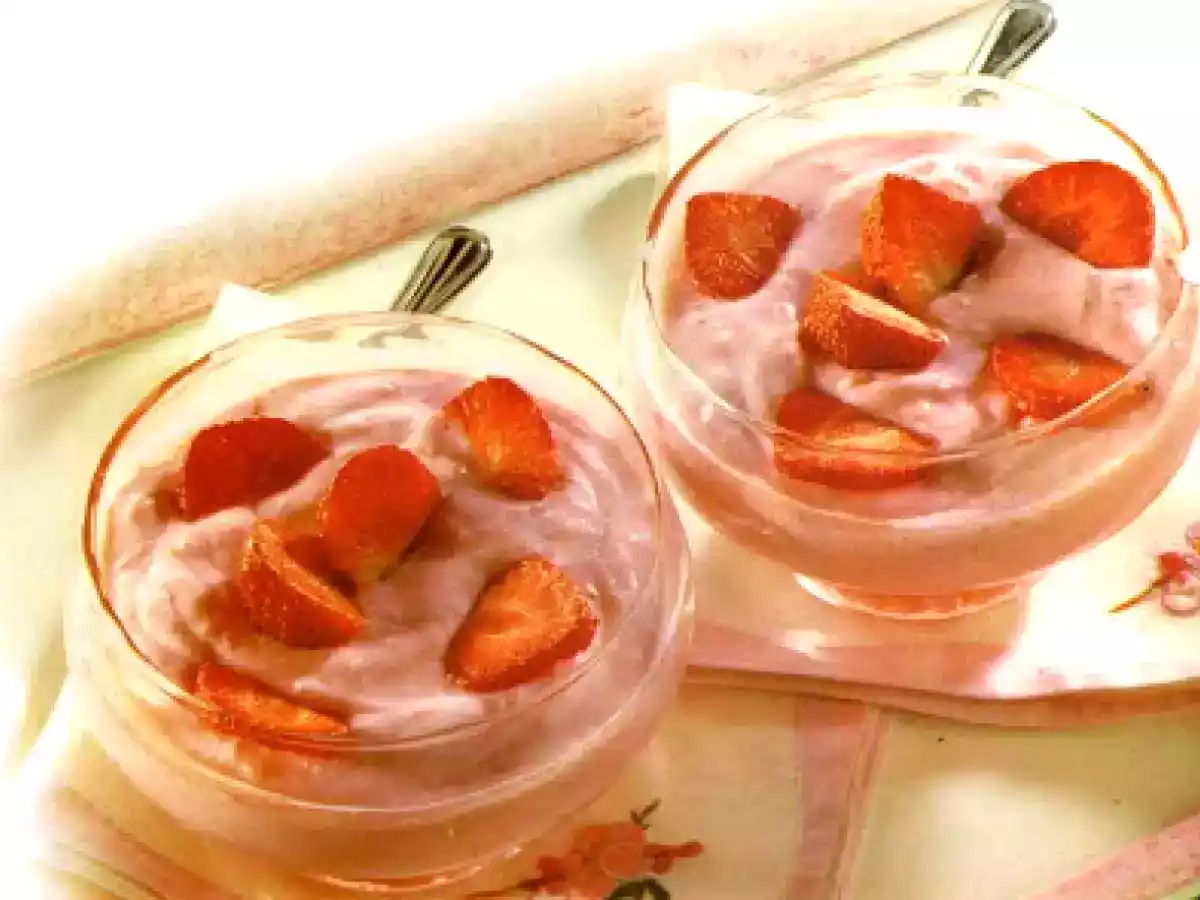 MOUSSE LEGGERA DI BANANE E FRAGOLE