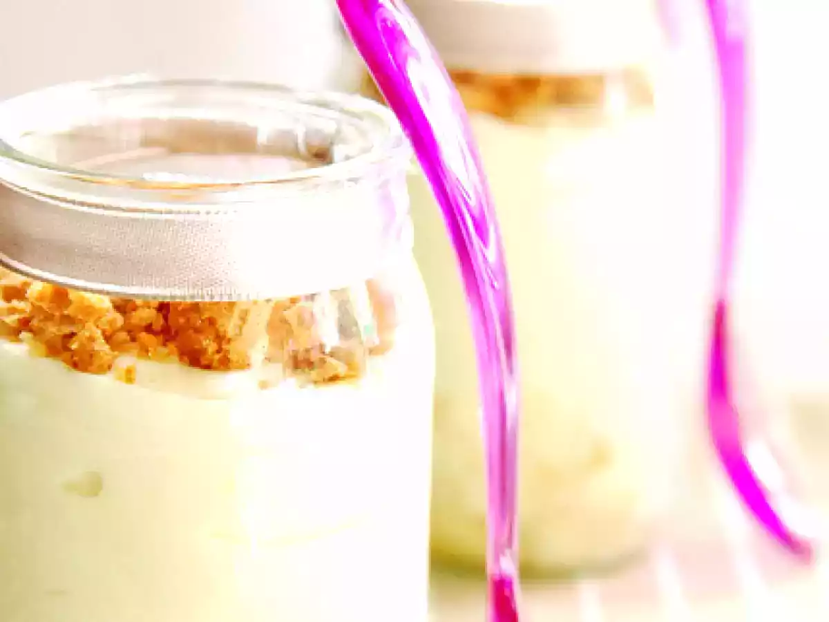 Mousse ricotta e cioccolato bianco con pere all'amaretto