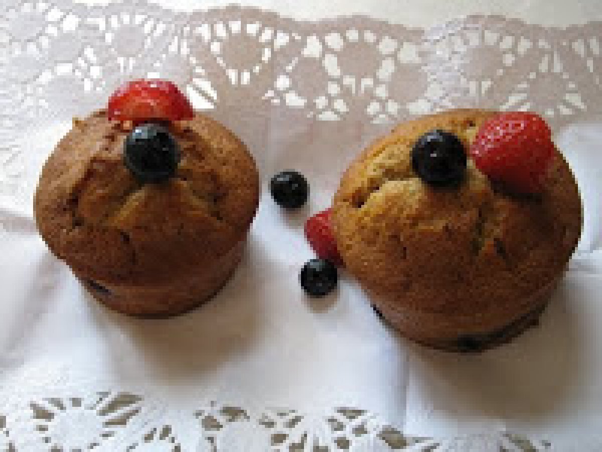 Muffin ai mirtilli, fragole e cioccolato