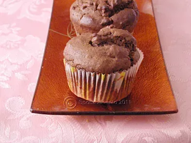 Muffin al cacao, latte di soia e semi di carrube