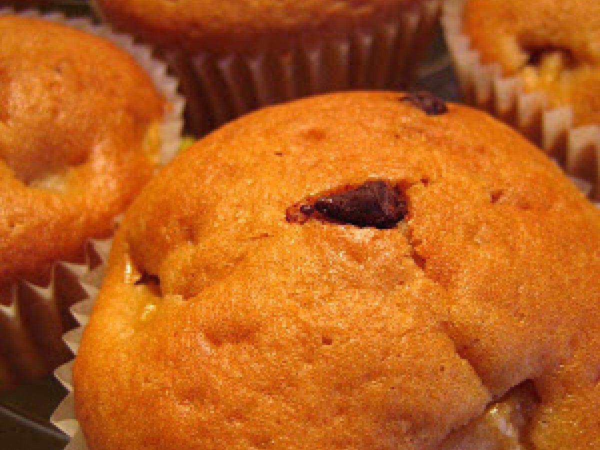 Muffin al cioccolato e pesche sciroppate
