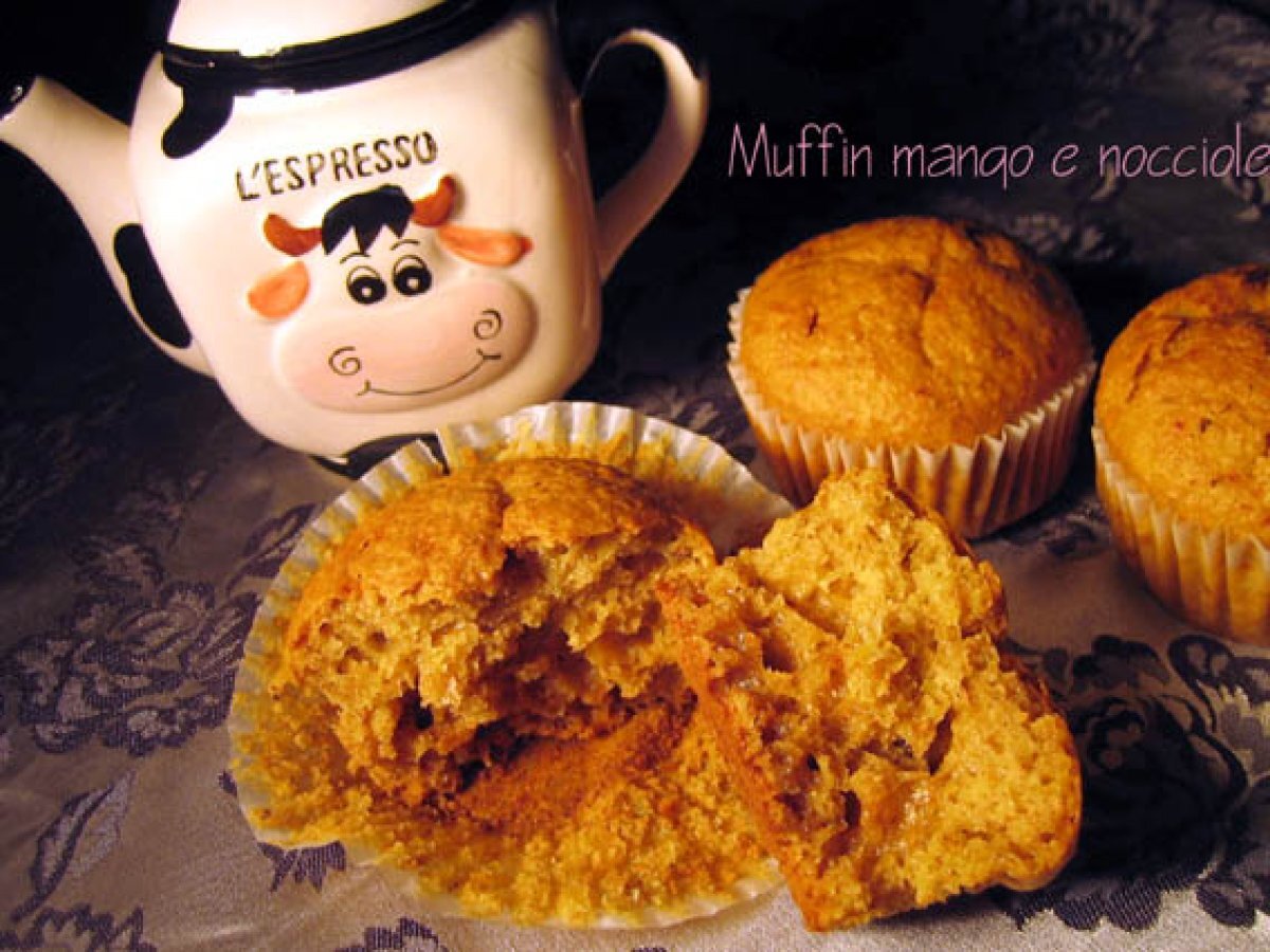 MUFFIN AL MANGO E NOCCIOLE SEMINTEGRALI