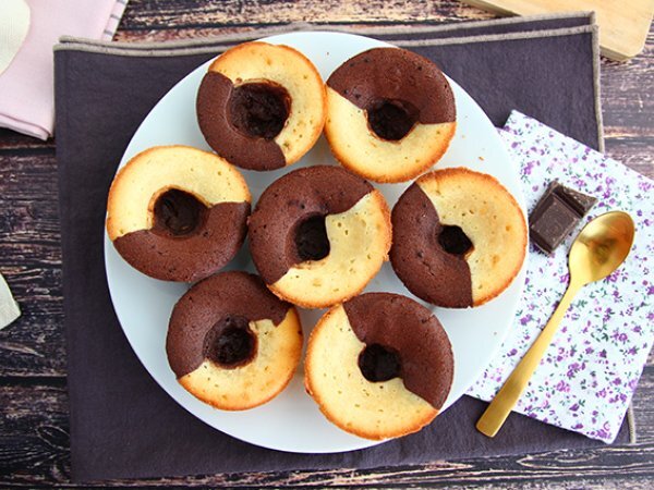 Muffin bicolore con cuore fondente al cioccolato