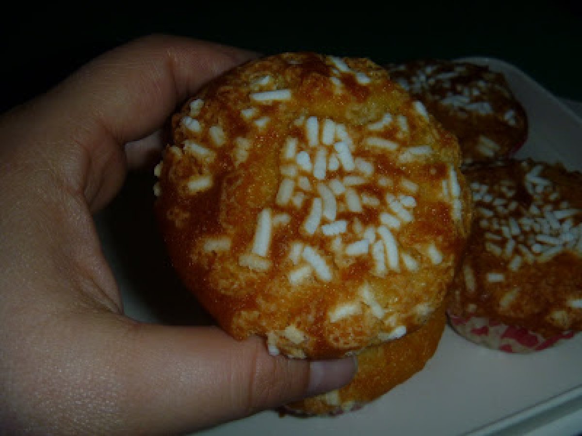 MUFFIN CON MARMELLATA E GRANELLA DI ZUCCHERO