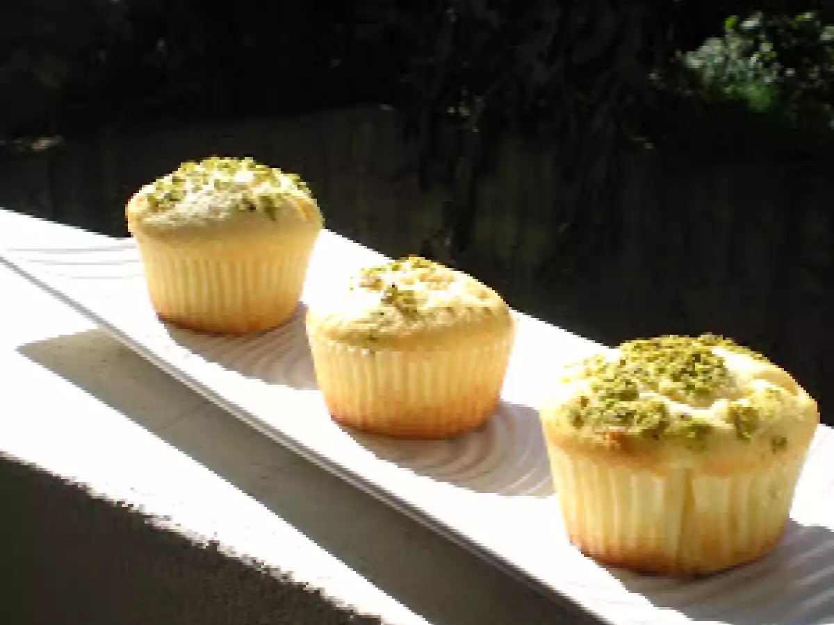 Muffin con Ricotta, Agrumi e granella di Pistacchio