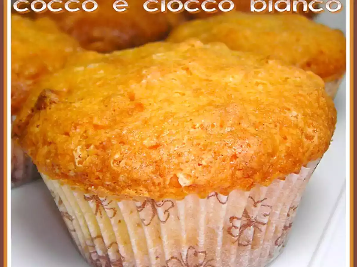MUFFIN DI CIOCCOLATO BIANCO, RISO SOFFIATO E COCCO