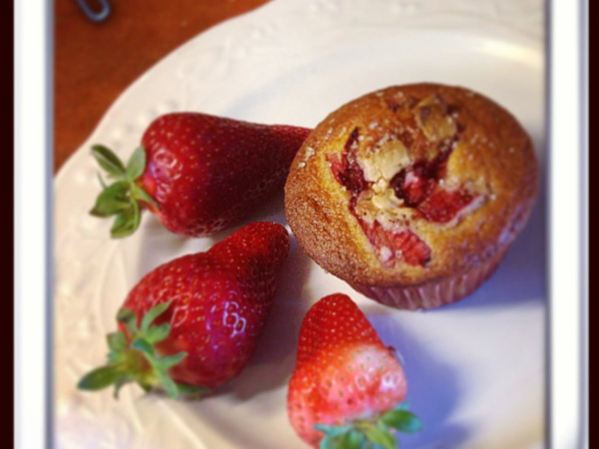 Muffin integrali con fragole e cioccolato bianco