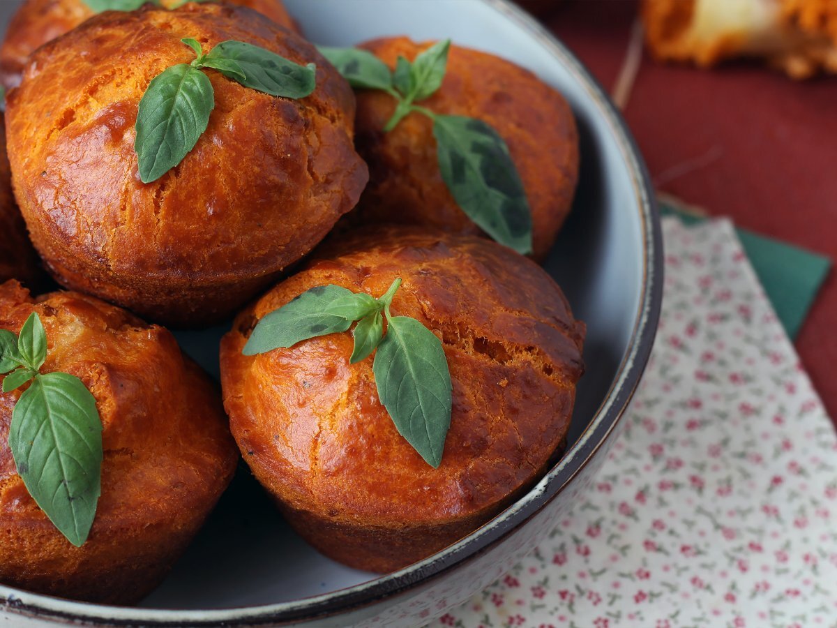 Muffin salati al pomodoro con cuore di mozzarella - foto 3