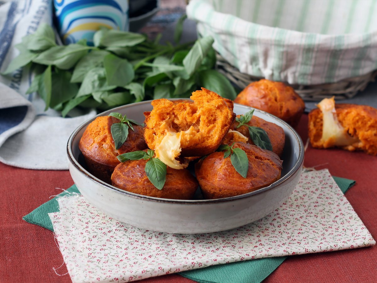 Muffin salati al pomodoro con cuore di mozzarella - foto 4