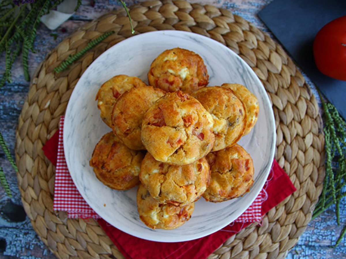 Muffin salati con tonno, pomodoro e feta - foto 2