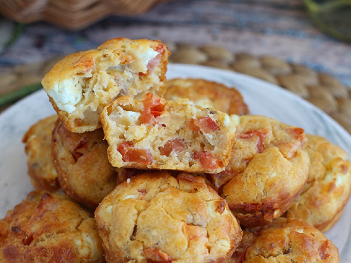 Muffin salati con tonno, pomodoro e feta - foto 3