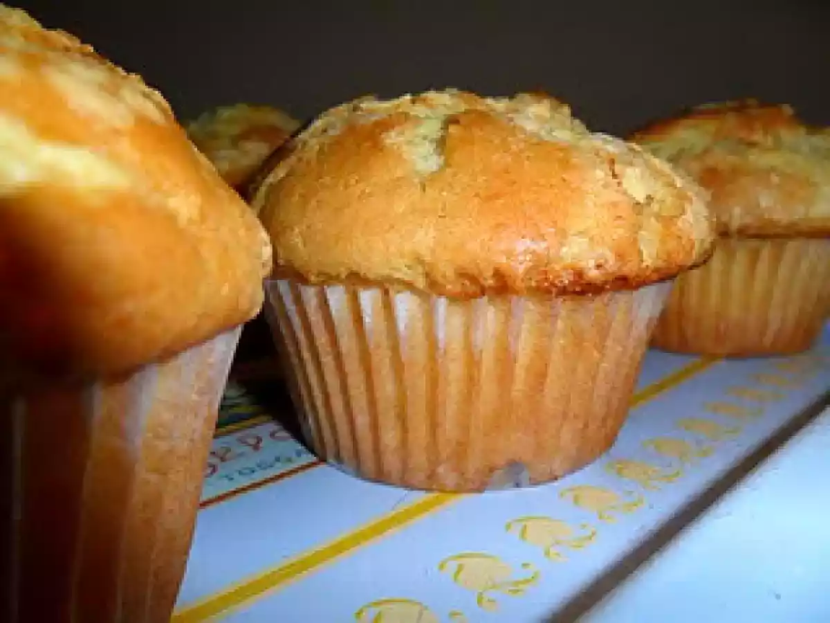 MUFFIN YOGURT E CIOCCOLATO BIANCO AL VAGO SENTORE DI RHUM - foto 2