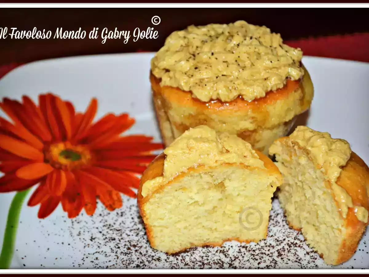 Muffins al caffè aromatizzato al cioccolato e nocciola, con crema di burro al caffé