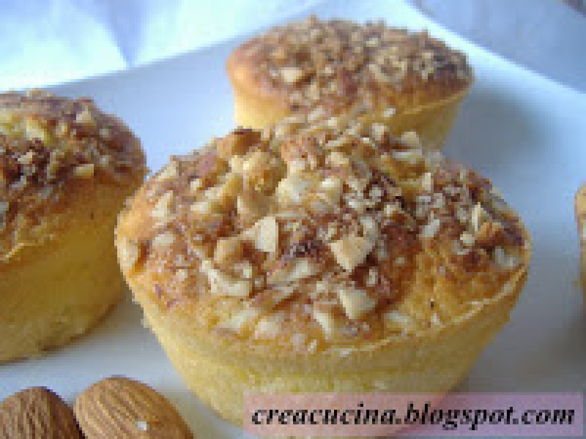 MUFFINS AL MANGO IN CROSTA DI MANDORLE E CANNELLA