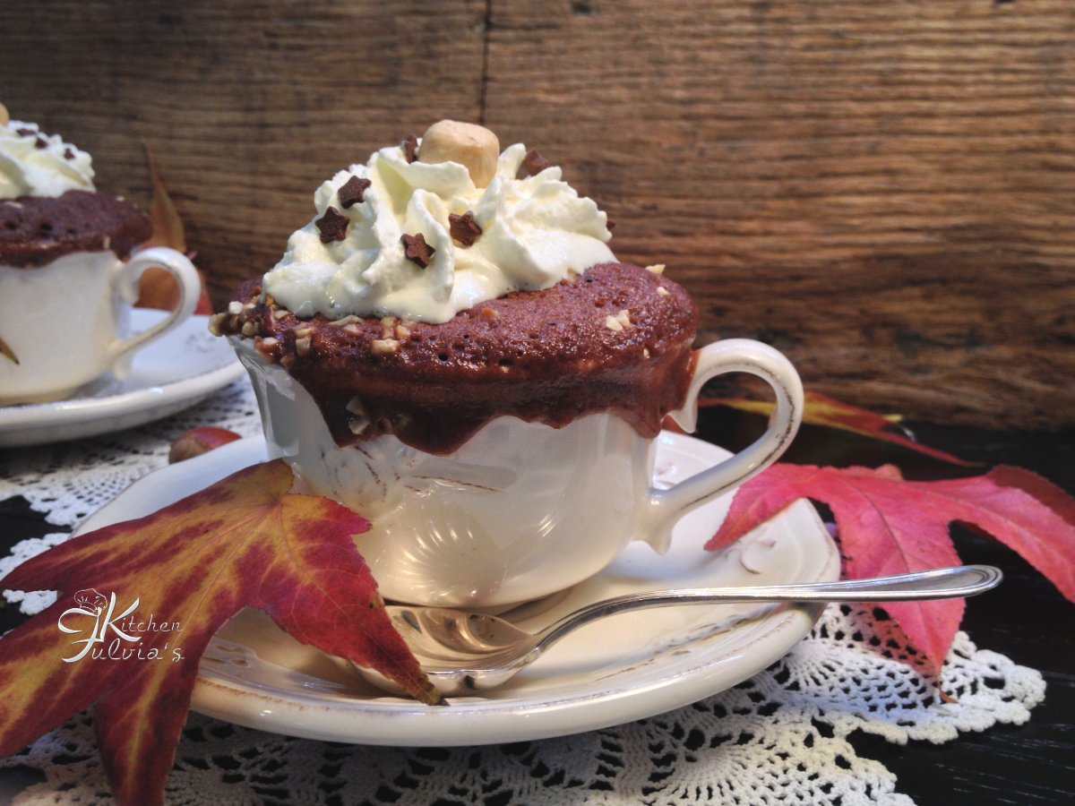 Mug cake ai cioccolato e granella di nocciole