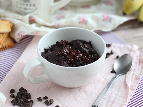 Mug cake vegana con cioccolato e burro d'arachidi