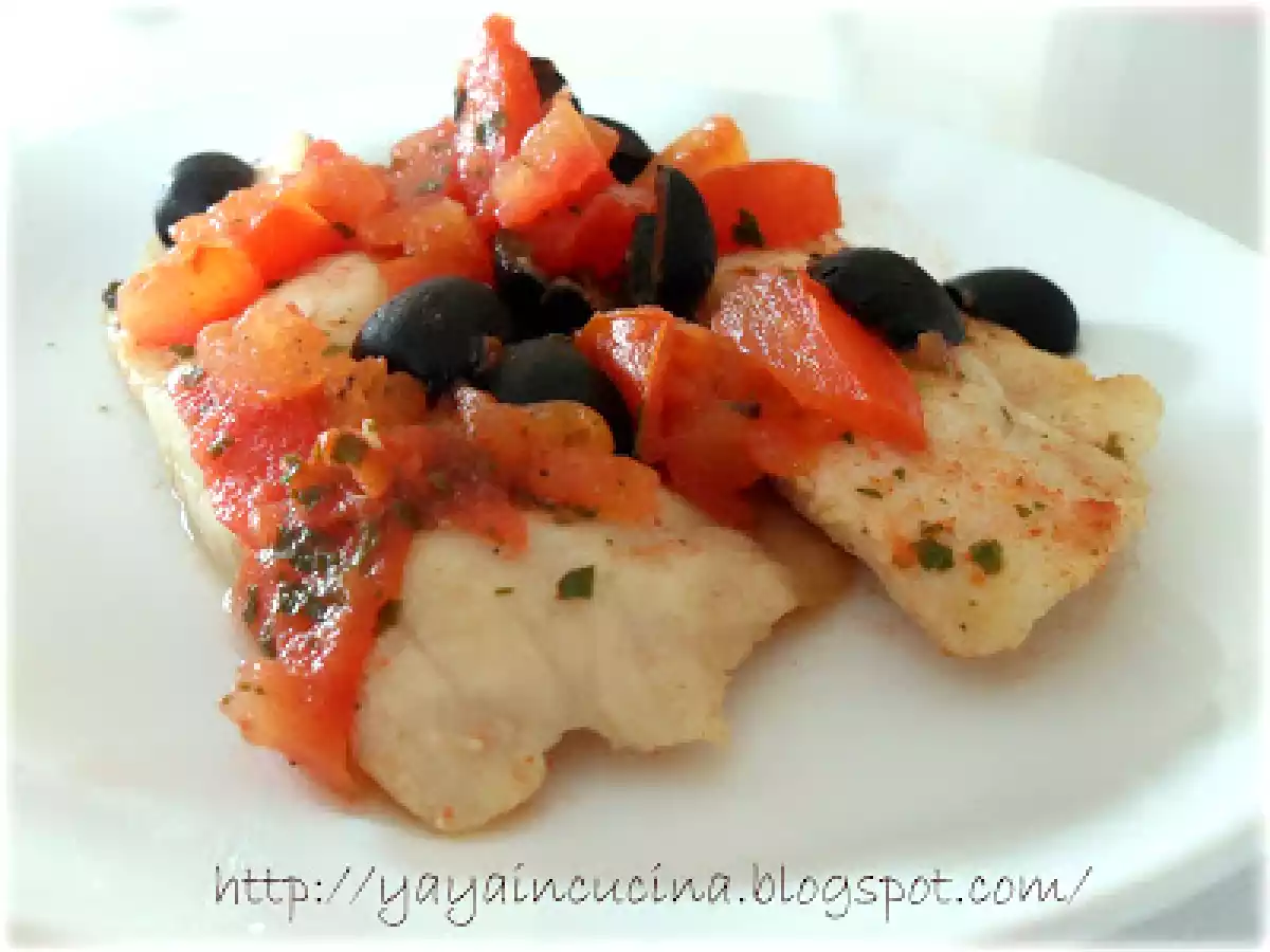 Nasello con pomodori e olive nere al microonde