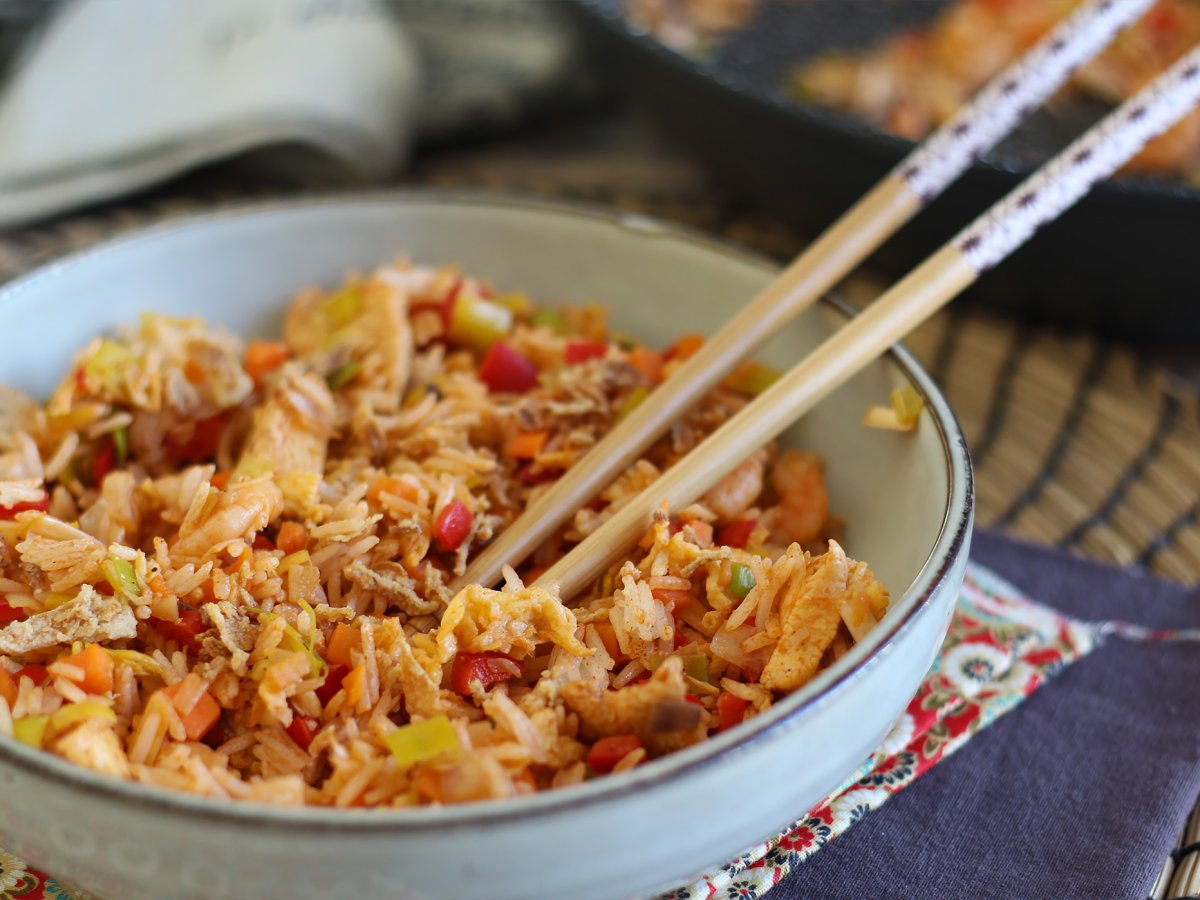 Nasi goreng, un piatto indonesiano con pollo e gamberetti - foto 5