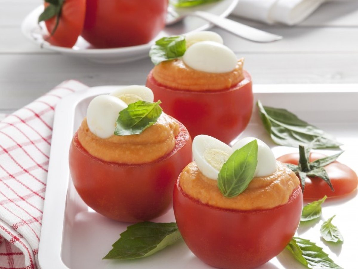 Nidi con pappa al pomodoro e uova di quaglia