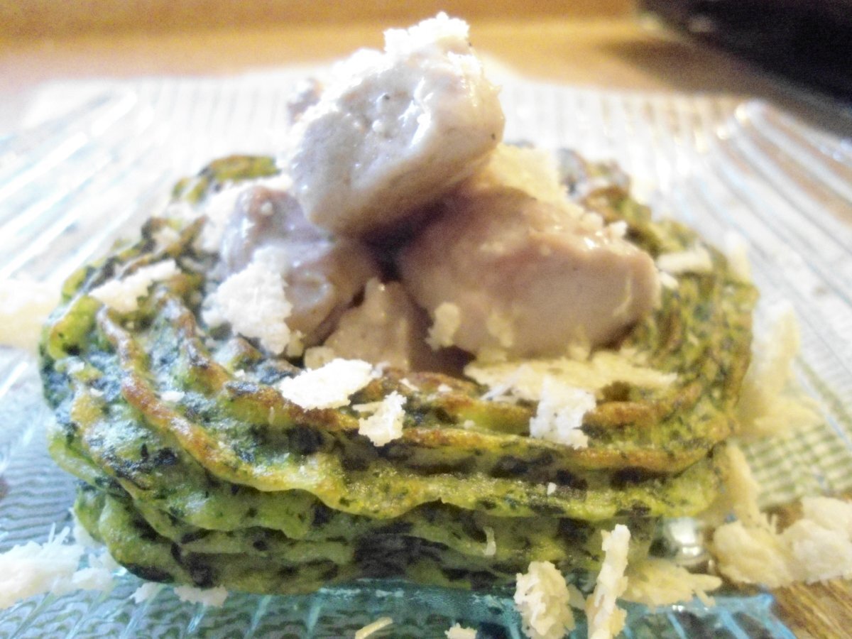 NIDI DI PATATE E SPINACI CON FILETTO DI MAIALE, CREMA E BRICIOLE DI PARMIGIANO