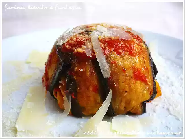 Nidi di tagliatelle e melanzane