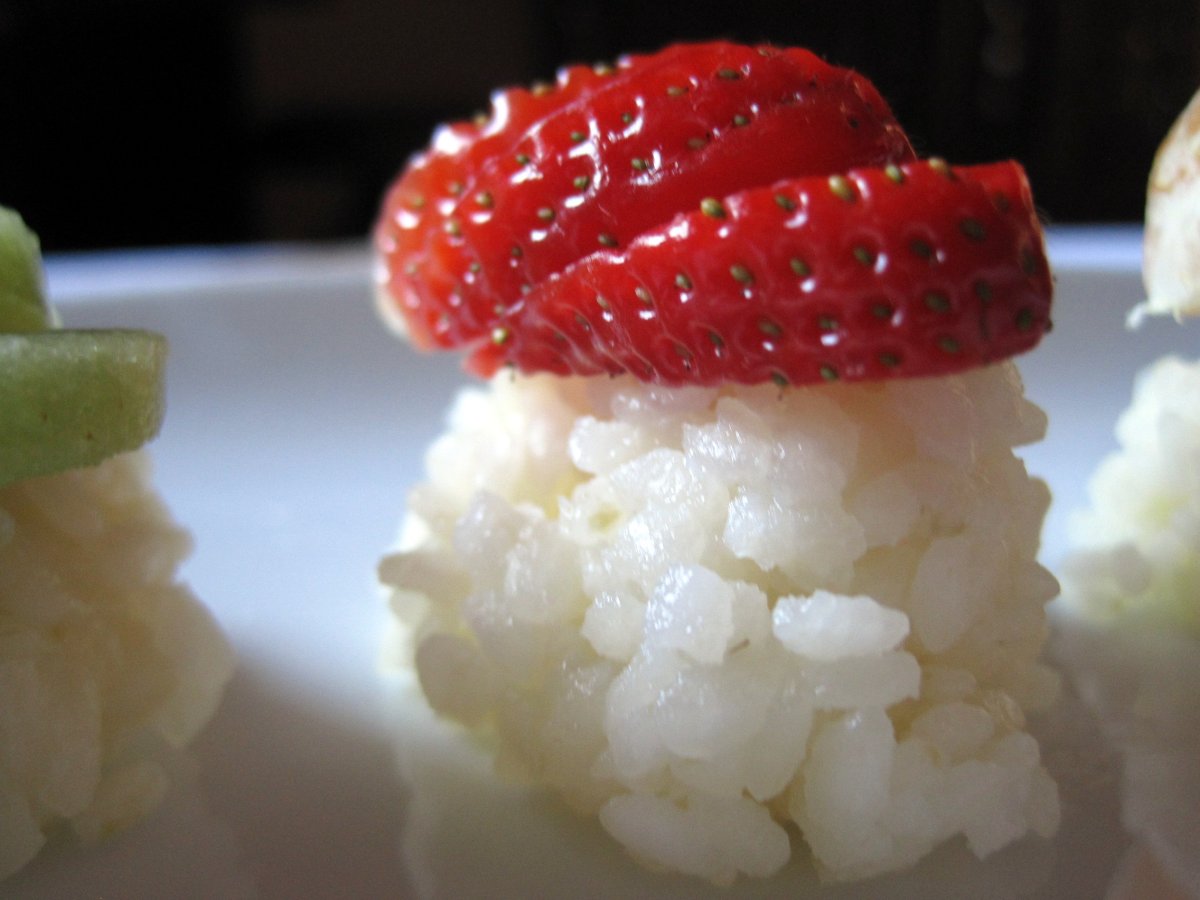 Nigiri di frutta fresca - Maki- sushi di fragole e ananas - foto 3