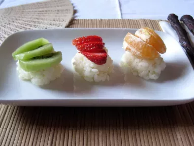 Nigiri di frutta fresca - Maki- sushi di fragole e ananas - foto 2