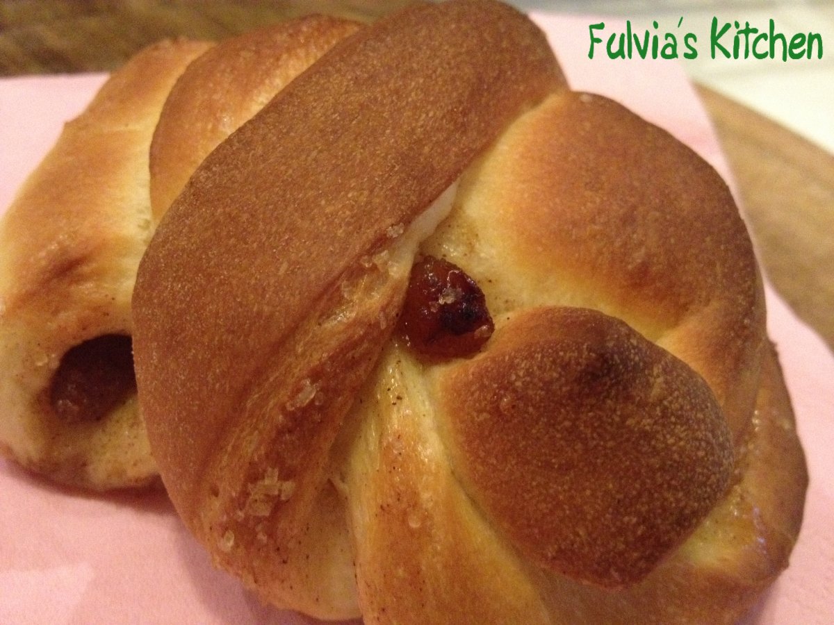 Nodini di brioche alla cannella e uvetta