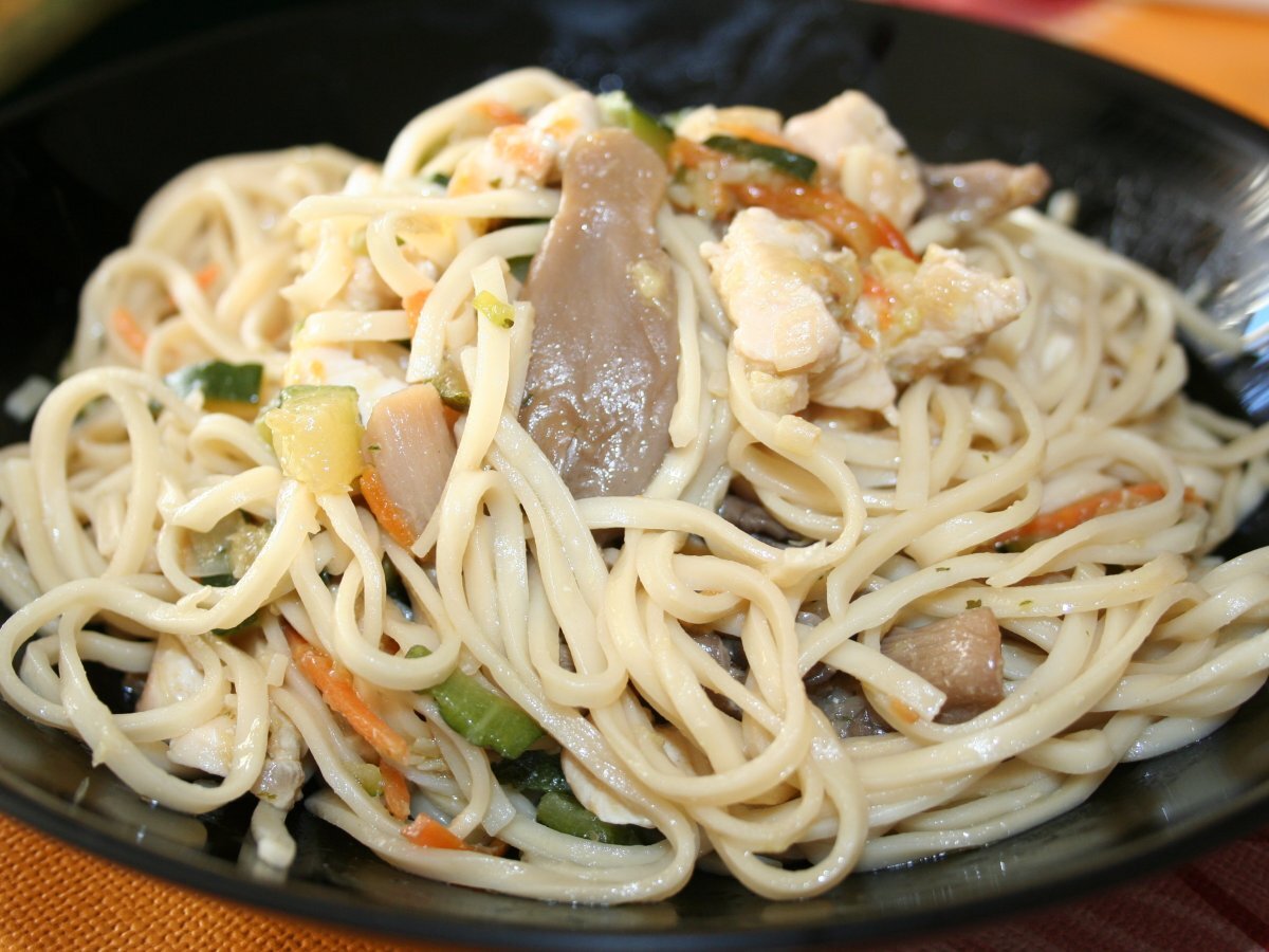 Noodles con pollo e verdure