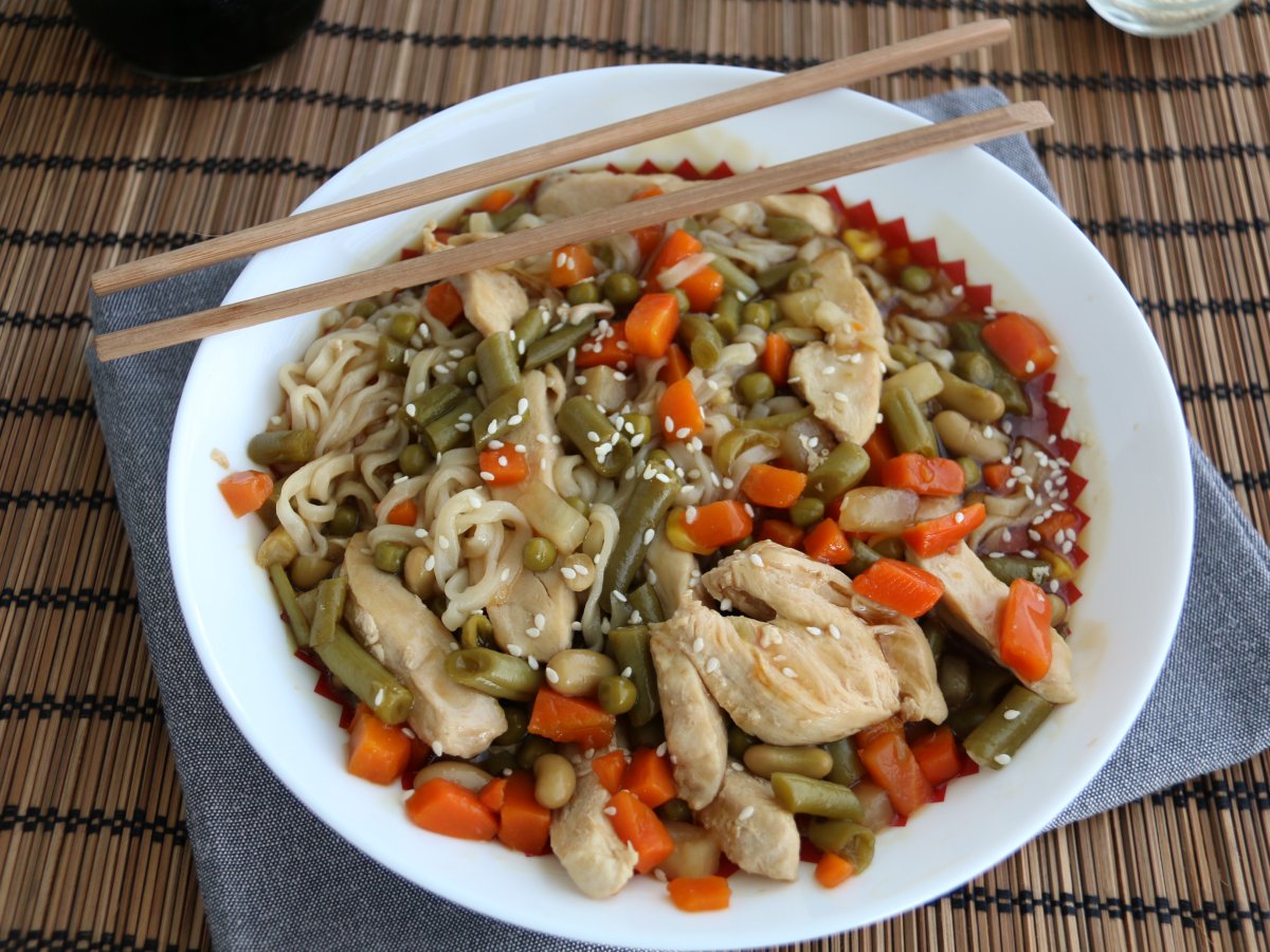 Noodles con pollo e verdure (express)