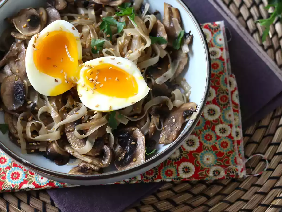 Noodles di riso con funghi e uova (ricetta vegetariana) - foto 2