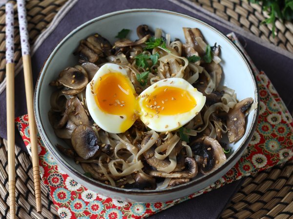 Ricetta Noodles di riso con funghi e uova (ricetta vegetariana)