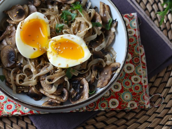 Noodles di riso con funghi e uova (ricetta vegetariana), foto 1