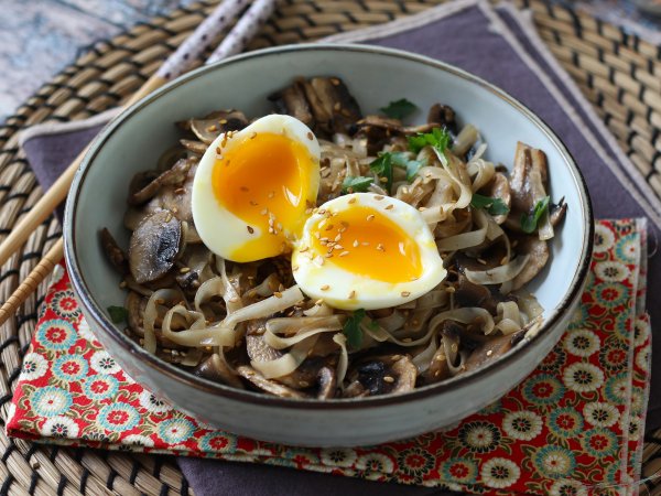 Noodles di riso con funghi e uova (ricetta vegetariana) - foto 5